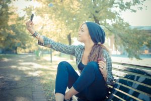¿Tus selfies constantes están afectando tu vida amorosa?
